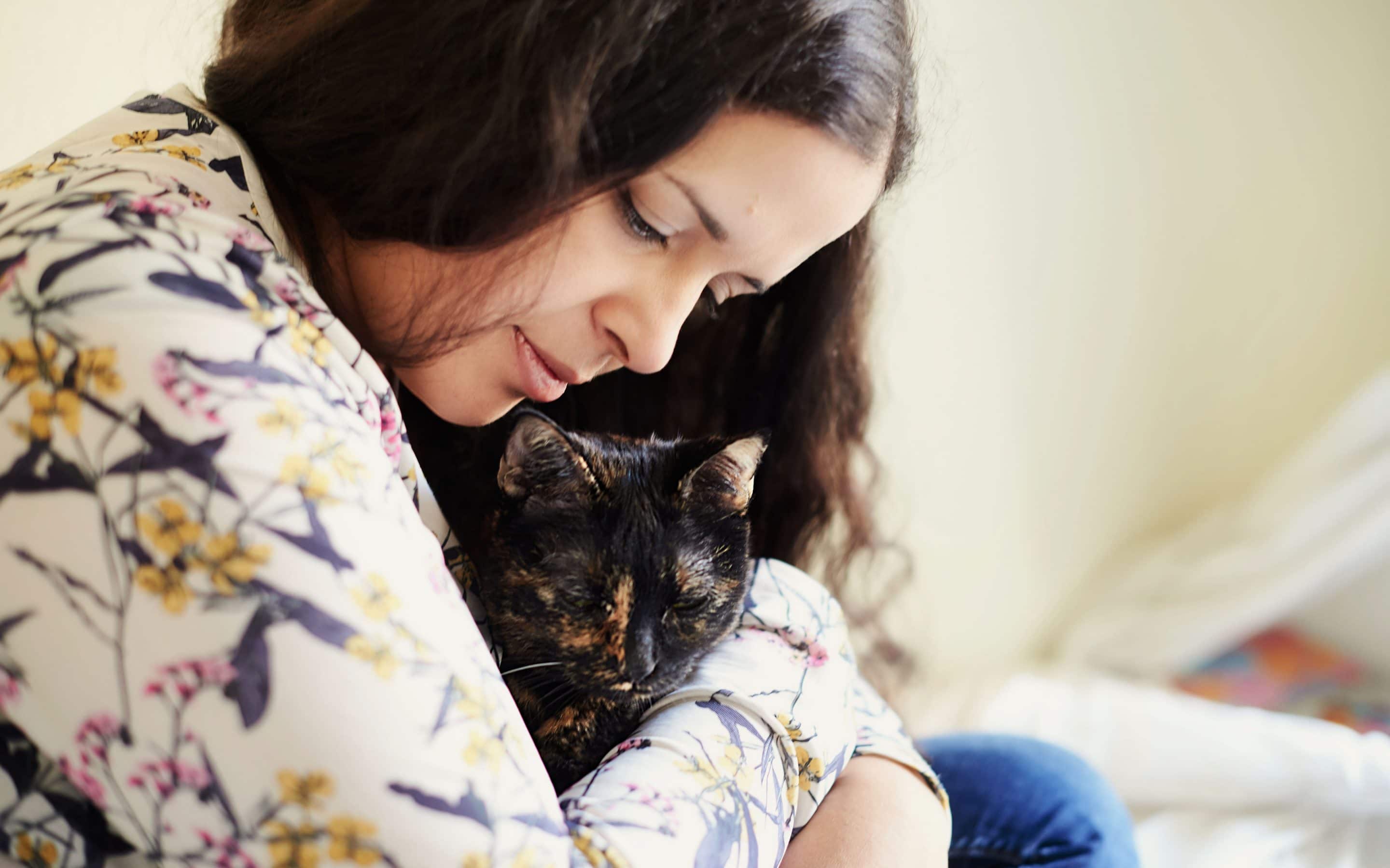 «Mi gato se hace pis o caca fuera de su arenero», Amaya Espíndola, veterinaria especializada en gatos