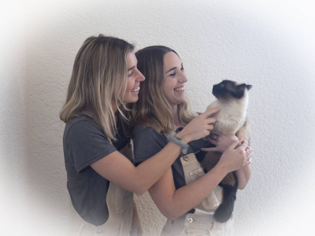Adriana Menéndez y Marina Santos, veterinarias integrativas que unieron caminos tras la pandemia para crear Ayurvet