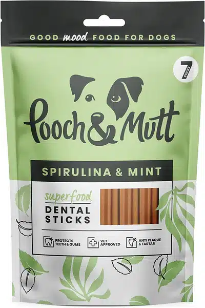 Dental sticks con espirulina para perros de Pooch & Mutt  son 7 snacks en forma de barrita con espirulina y menta que la vez limpian dejan aliento fresco